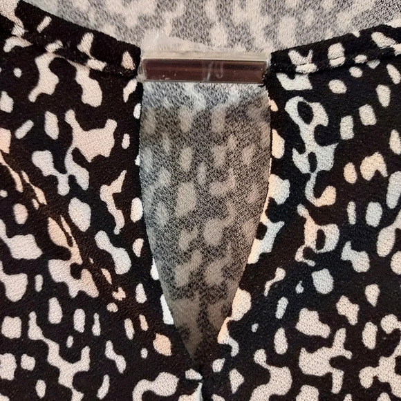 Talbots Woman Long Sleeve Black and White Faux Wrap Top in Size 2X - Picture 3 of 9